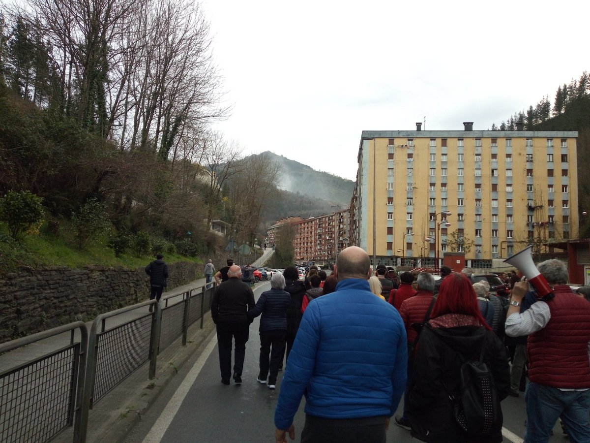 Manifestaziotik ikus daitezke zabortegiko keak. "Herriak ez du barkatuko oihuak". Turuta hotsak eta txaloak, luizian desagertutako bi langileen senideentzat. Haiek daramate pankarta. #ZaldibarArgitu <a href="/berria/">Berria.eus</a>