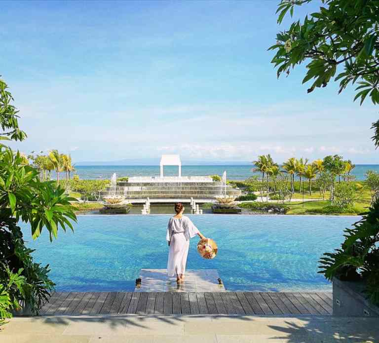 7. Rumah Luwih Bali.Bosen dengan area Kuta, Seminyak, atau bahkan Ubud? Sok dicobain daerah Gianyar timur. Menghadap langsung selat Lombok, Rumah Luwih Bali adalah tempat cocok untuk wedding sekaligus Honeymoon.