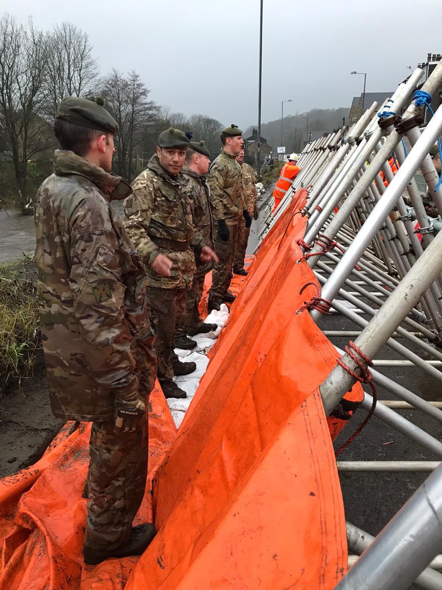 Really pleased that 4SCOTS and 4YORKS soldiers have been able to support <a href="/EnvAgencyYNE/">Environment Agency - Yorkshire & North East</a> with the placement of flood barriers to assist local community responses to #StormDennis <a href="/The_SCOTS/">The SCOTS</a> <a href="/Comd4X/">Brigadier Marcus Mudd</a> <a href="/1ArmdInf/">1 Armd Inf Brigade</a> @YORKS_REGT
