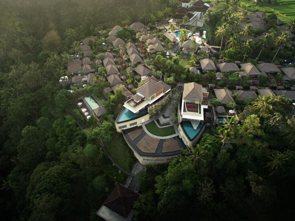 9. Kamandalu Ubud.Yuk balik lagi ke Ubud, yak an Ubud ini emang destinasi Honeymoon paling ngehits sejagatraya, Thanos kalo kawinan kayanya juga bakal ke Ubud buat Honeymoon yes. Nah..di Ubud ada satu lagi nih, Kamandalu Resort. Apa aja dapetnya kalua kalian honeymoon di sini?