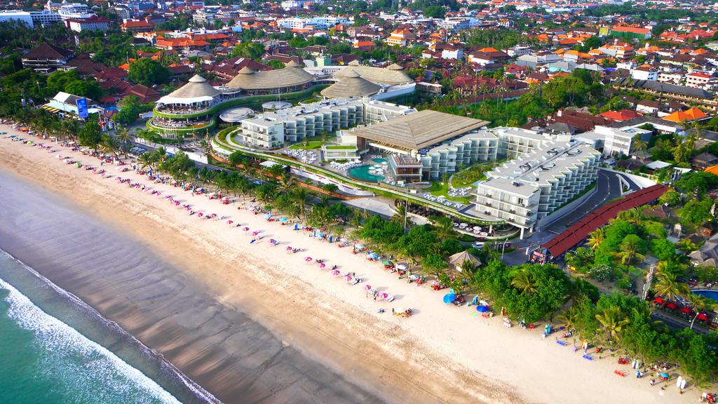 10.Sheraton Bali Kuta.Honeymoon ke Bali belum lengkap kalua kit aga ngomongin akomodasi terbaik di daerah Kuta. Yes, Sheraton bali Kuta adalah hotel sempurna buat Honeymooners yang suka dengan vibes Bali yg meriah dan glamor.