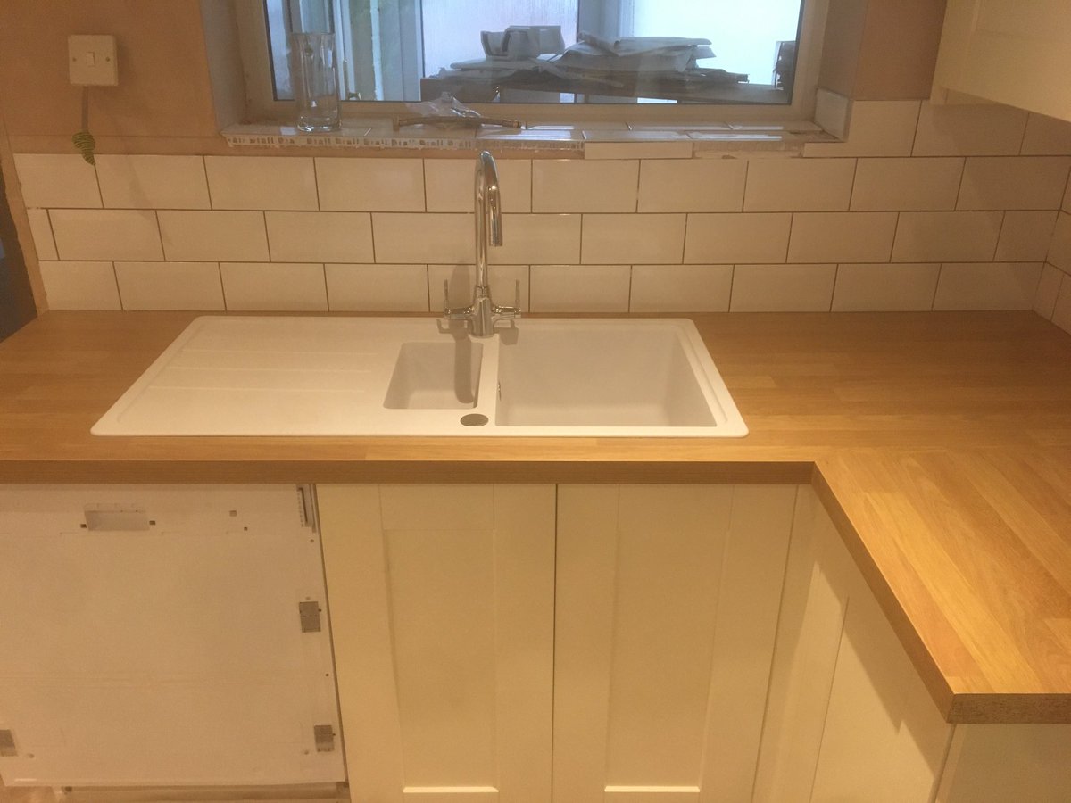 SMCwindows's tweet photo. Amazing how my can can be done with a good radio, coffee and noodles #lovelmyjob #smcbuildingservices #thetenashesjob https://t.co/L54Cm6wJVx