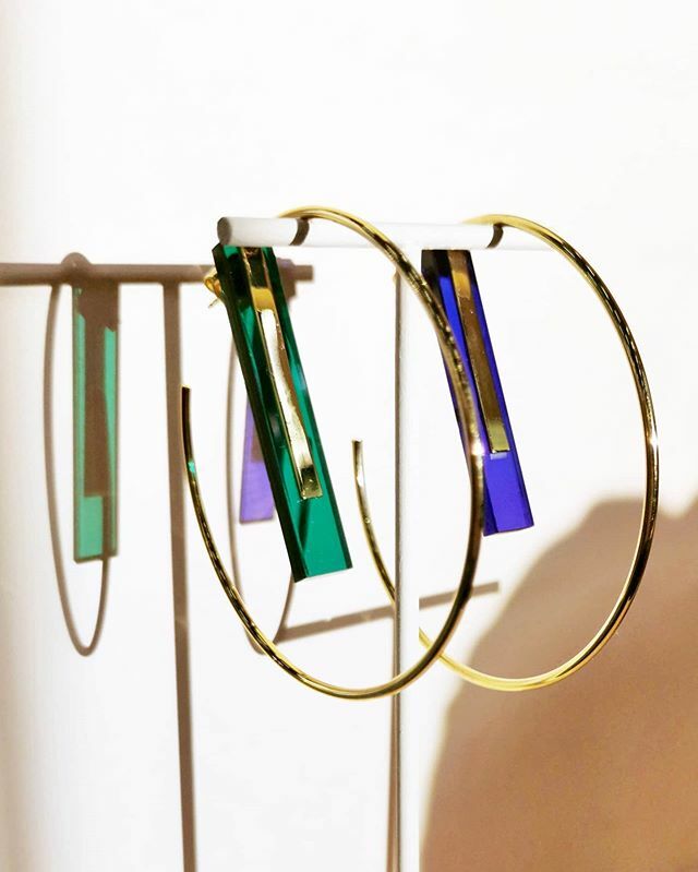 Sous le soleil exactement 🖤
.
La paire de Lice's se vend à l'unité pour composer sa préférence à soi. Ici la version verte émeraude et la version bleu océan ✨😎