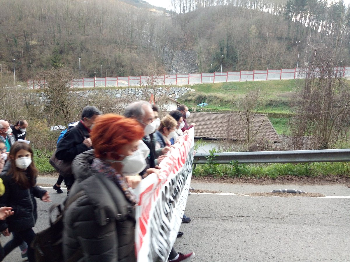 Luiziaren paretik pasatu da pankarta. Grua batzuk ikus daitezke errepidean lanean. "Urkullu non zaude?" eta "Zaldibar argitu" oihuak. #ZaldibarArgitu <a href="/berria/">Berria.eus</a>