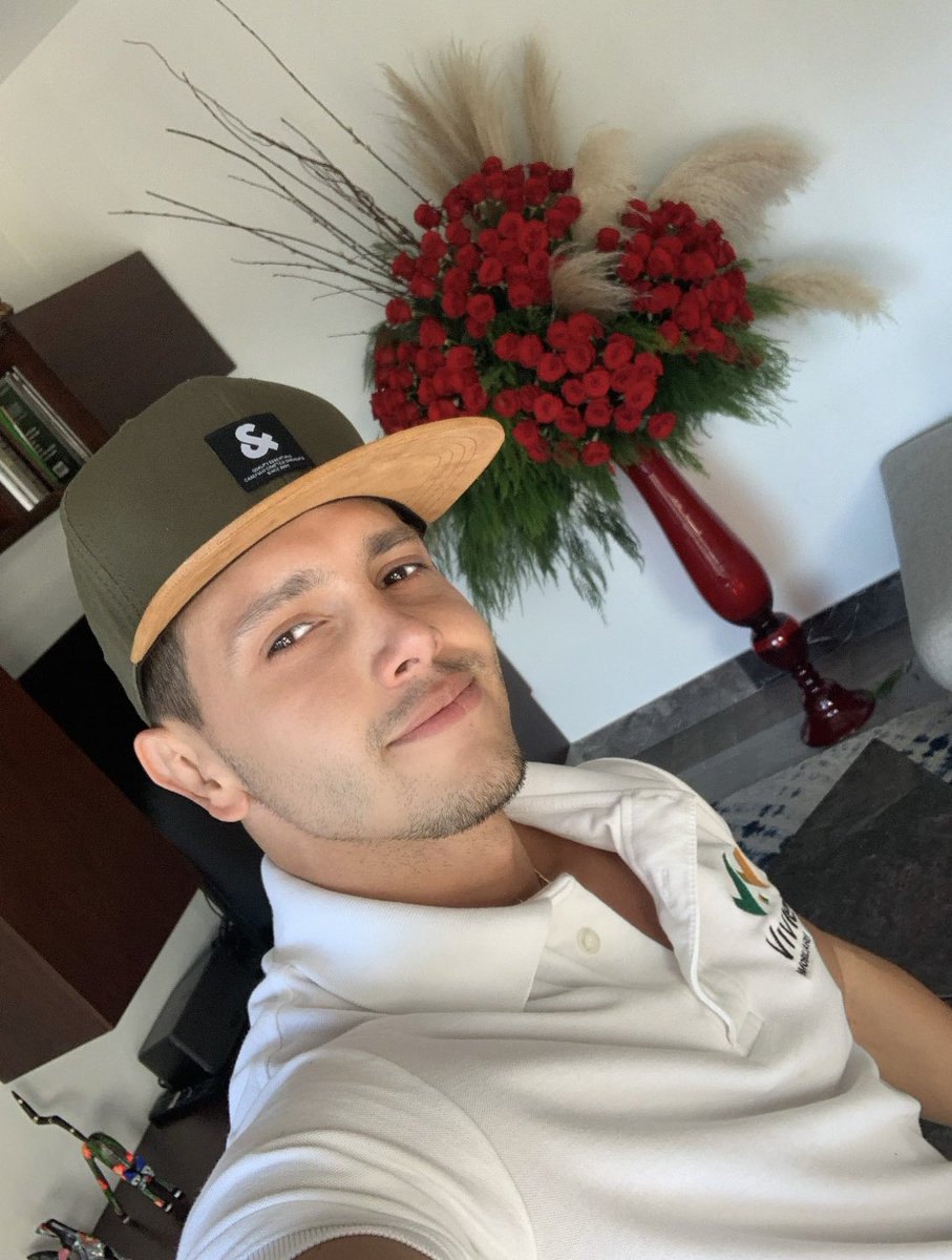 AaronCaracas's tweet photo. #rosasrojas #happyvalentines2020 #FelizDiaDeLaAmistad ❤️🌹🌹 https://t.co/JLdMGPjJ1M