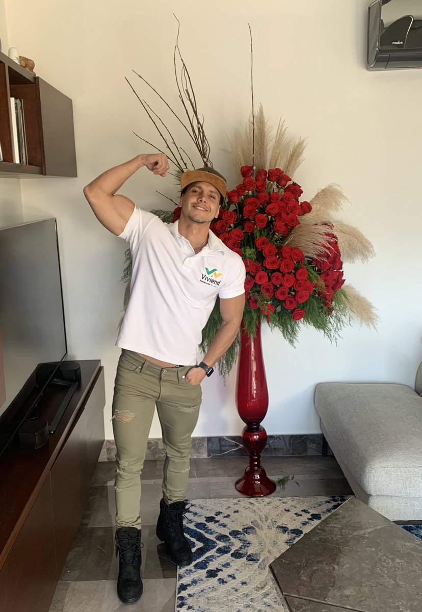 AaronCaracas's tweet photo. #rosasrojas #happyvalentines2020 #FelizDiaDeLaAmistad ❤️🌹🌹 https://t.co/JLdMGPjJ1M