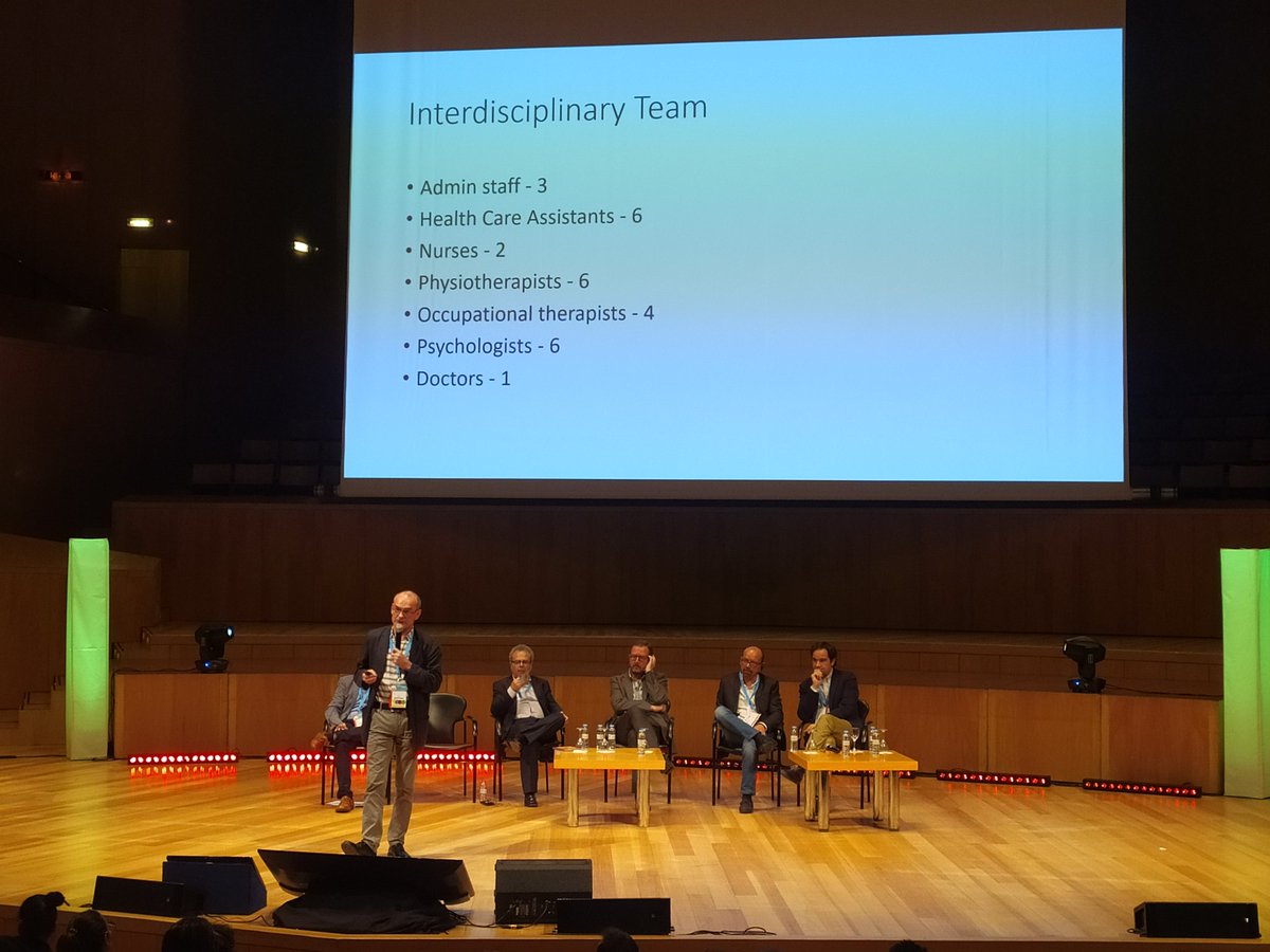 Equipo interdisciplinar en la unidad del dolor. Aquí en España no nos acercamos a este modelo... @Sefid_edupain @fisioaragon #VCongresoFisioterapiayDolor