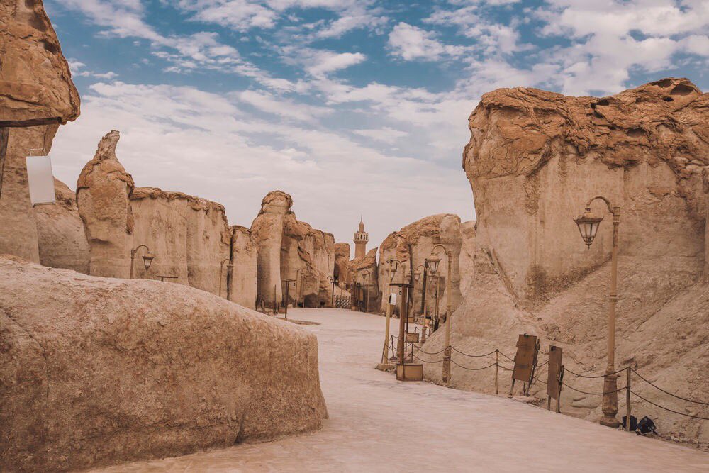 #جبل_القارة .. أحد أبرز المعالم السياحية في الأحساء ويتميز بتشكيلاته الصخرية المميزة وكهوفه الطبيعية وإطلالته على مساحات شاسعة من الخضرة ⛰