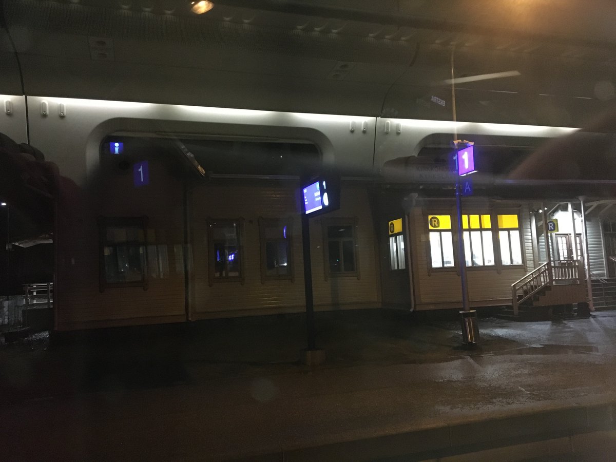 Tuijotan ulos kahden tunnin junasta. Missä ollaan, kysyy turisti vieressä. Pakko sanoa, etten tiedä. Pimeitä asemia, niukasti tunnuksia tai kylttejä, ainakaan valaistuina. <a href="/vaylafi/">Väylävirasto</a> - ei olisi iso homma laittaa valoja.