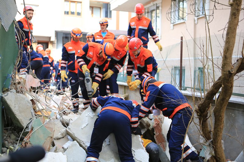 Bayrampaşa Belediyesi öncülüğünde kurulan Arama Kurtarma Ekibi (BAYRAK),senaryo gereği yıkılan bir binada Arama ve Kurtarma tatbikatı gerçekleştirdi. AFAD İstanbul olarak gözlemciliğini yaptığımız tatbikatta enkazdan ve araçtan kurtarma ile üst katlardan tahliye işlemleri yapıldı