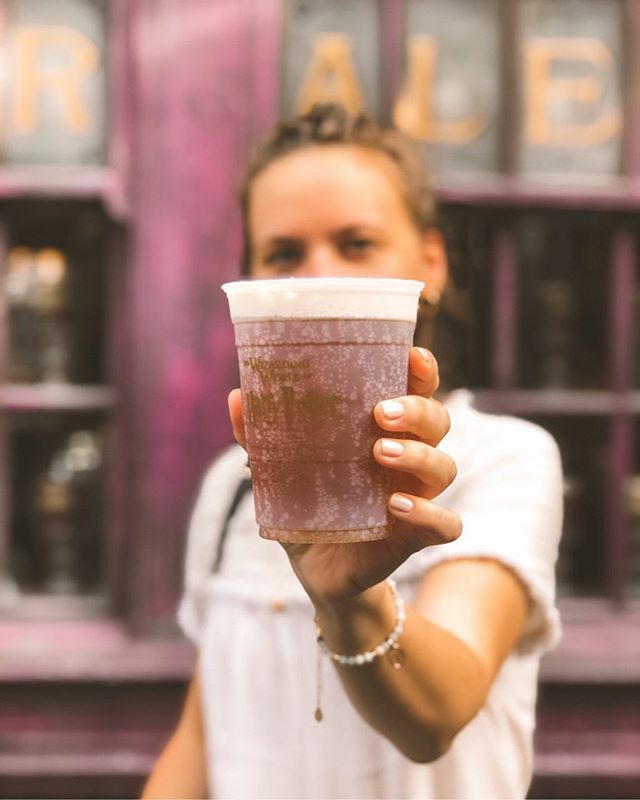 soazic28's tweet photo. Une petite bièraubeurre? 🍺

On ne peut pas dire que ce soit la boisson la plus légère mais en même temps, tout soda est un peu écœurant quand tu décides d’y ajouter de la chantilly dessus 🤷🏻‍♀️😄 #bieraubeurre #butterbeer #harrypotteruniversalstudios #dia… https://t.co/O9k3NpXHPw https://t.co/7lywrPYiIs