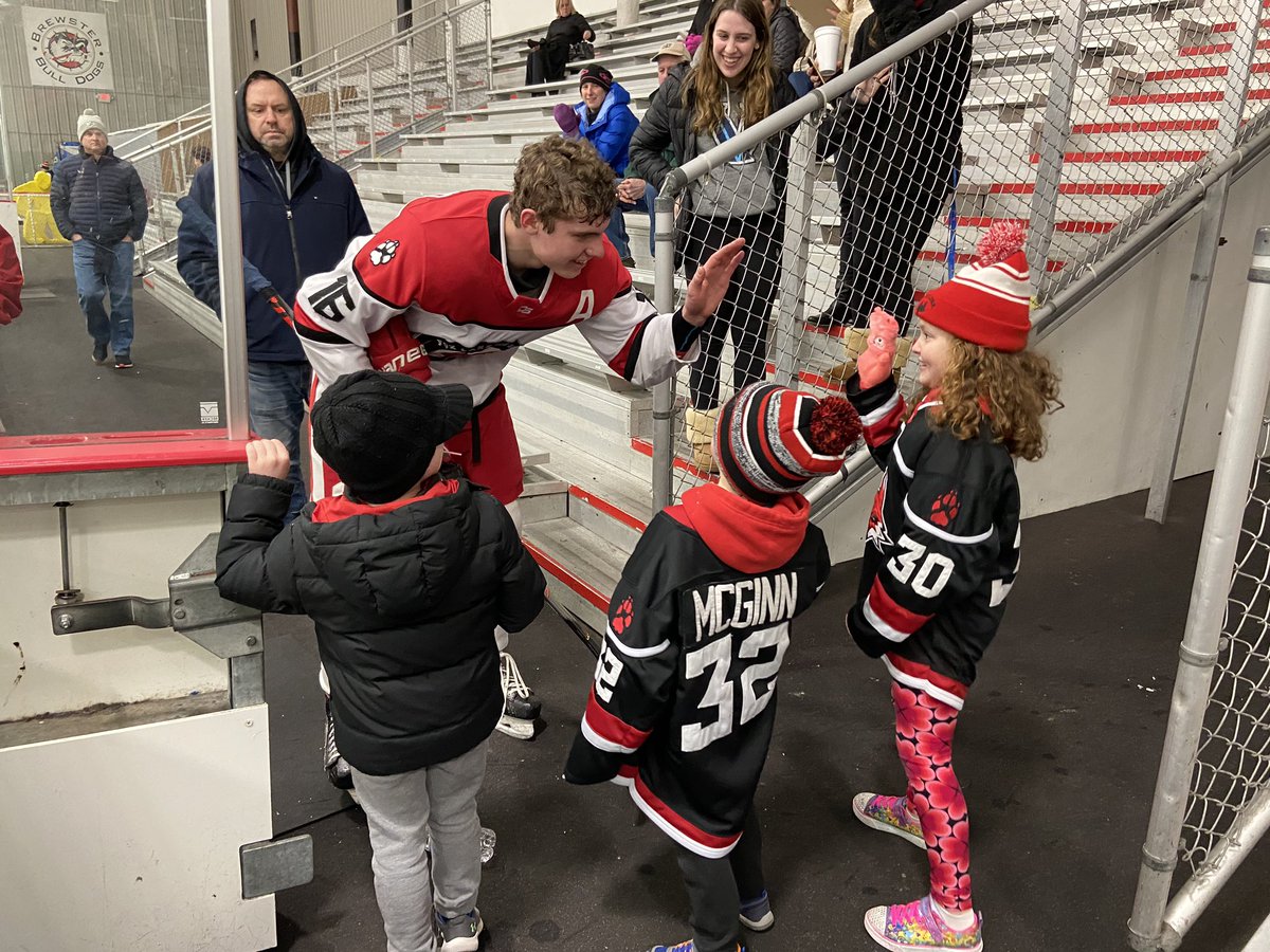 Adam Maiorano saying hello to some Fox Lane fans at Lakeland game. Tough loss for @FoxLaneHockey but skated tough all game! #FoxesUp 🦊🤘