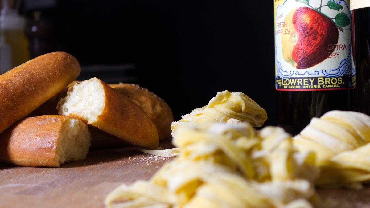 Weekends are for eating delicious food and sipping on fresh cider! 🍻🍎