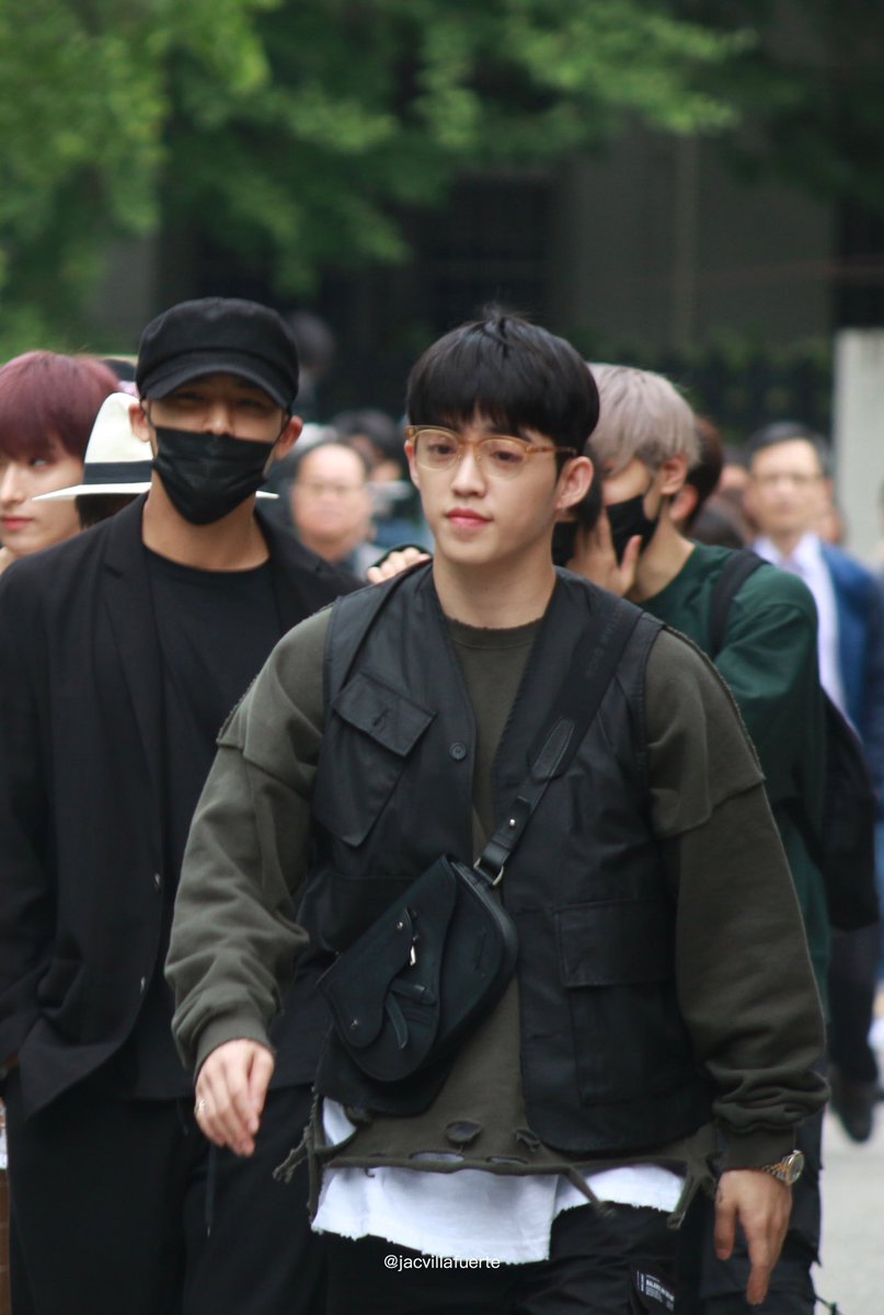 This thread would be meaningless without :- Seungcheol and his saddle messenger bag moments @pledis_17  #SEVENTEEN
