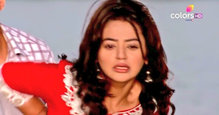 HellyTurkey's tweet photo. Nikhil bırak beni... #BıçakSırtı #Swaragini #Swara #Ragini #Kardeş #Sisters #HellyShah #Helly #HellyTurkey #VarunKapoor #Varun #Sanskaar #SwaSan #HeRun #Nikhil #PratapHada #Pratap https://t.co/doVoJn6HqI