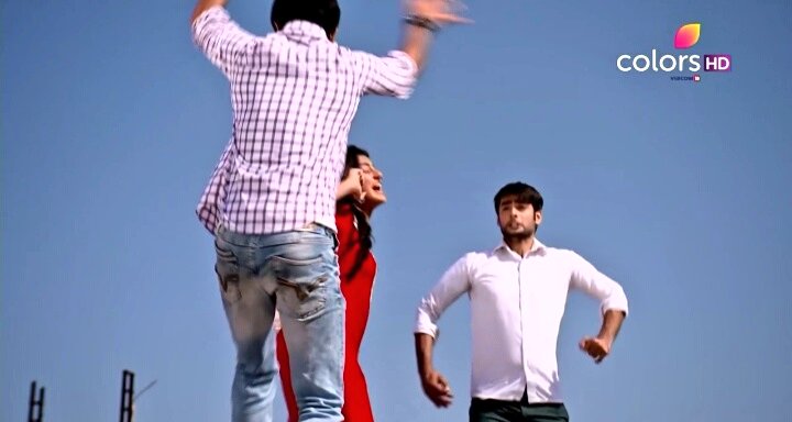 HellyTurkey's tweet photo. Nikhil bırak beni... #BıçakSırtı #Swaragini #Swara #Ragini #Kardeş #Sisters #HellyShah #Helly #HellyTurkey #VarunKapoor #Varun #Sanskaar #SwaSan #HeRun #Nikhil #PratapHada #Pratap https://t.co/doVoJn6HqI