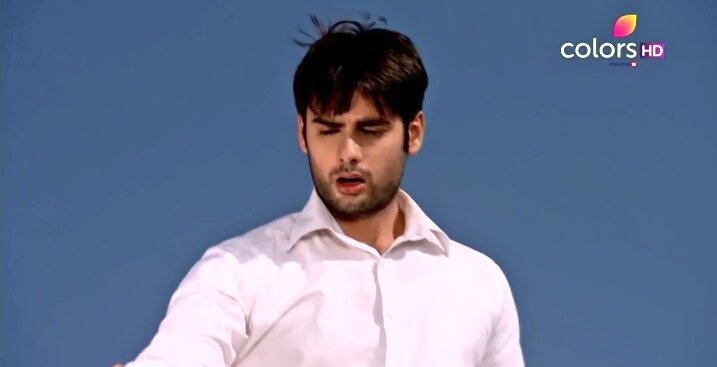HellyTurkey's tweet photo. Aman tanrım ben ne yaptım💔#BıçakSırtı #Swaragini #Swara #Ragini #Kardeş #Sisters #HellyShah #Helly #HellyTurkey #VarunKapoor #Varun #Sanskaar #SwaSan #HeRun https://t.co/pHDNeyP1iF