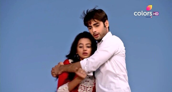 HellyTurkey's tweet photo. O benim çocukluk arkadaşımdı Sanskaar😭 #BıçakSırtı #Swaragini #Swara #Ragini #Kardeş #Sisters #HellyShah #Helly #HellyTurkey #VarunKapoor #Varun #Sanskaar #SwaSan #HeRun https://t.co/bKX1lPwXJh