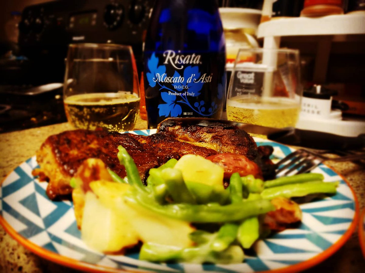 ElJefeNeo's tweet image. I made some pan seared rib-eye steak with roasted red potatoes &amp;amp; green beans with parmesan garlic sauce. Accompanied by some Risata Moscato d'Asti D.O.C.G for our Valentine's day dinner! #yummy #steak #moscato #dinner #chef #valentines