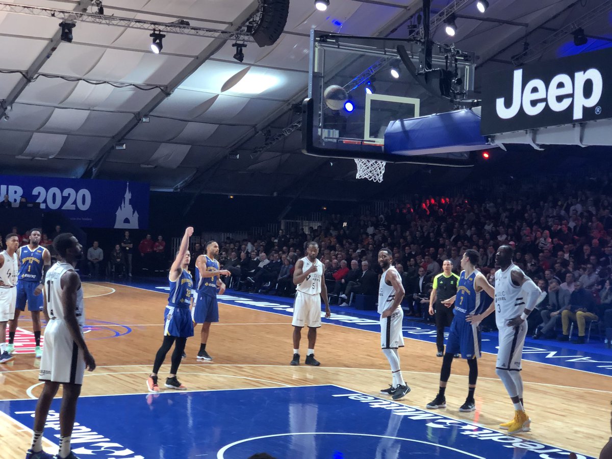 #LeadersCup #disney à la mi-temps le score est de 54 à 37 pour Lyon-Villeurbanne face à Boulogne-Levallois <a href="/France3Paris/">France 3 Paris/Ile-de-France</a>