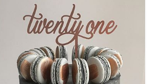 ETCHEDstudio's tweet photo. Loving this from @threelittlepiggiesbakery

Featuring our rosegold topper

Vanilla bean and raspberry jam topped with vanilla macarons. #threelittlepiggies #tlpcakes #tlpcelebrationcakes #tlpmacarons #rosegold #bronze https://t.co/bFl5cYr9zX