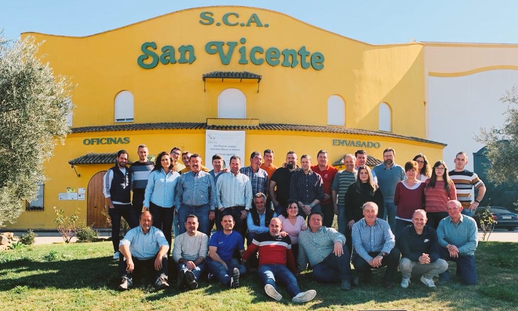 puertalasvillas's tweet photo. Un año más cerramos la campaña con la #Botijuela. Un día de reconocimiento a los socios por su apuesta por la #calidad y a los empleados por su pasión en el trabajo diario. #MomentosVirgenExtra para el recuerdo que nos acompañarán #DeMogónalMundo gracias a nuestro #TesoroNatural. https://t.co/R9uYhLClUi