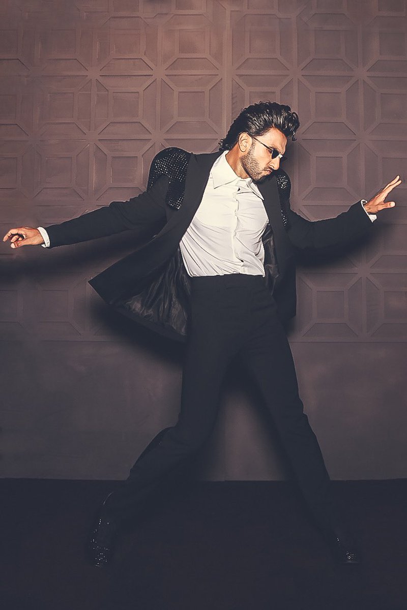 Nitasha22's tweet photo. Challenge assumptions.
Embrace the unlikely. 
Be new.
#ranveersingh in #kaushikvelendra #franckmuller for #filmfareawards2020 #styling #onlyhecan #filmfare https://t.co/F65vpoSJ0v