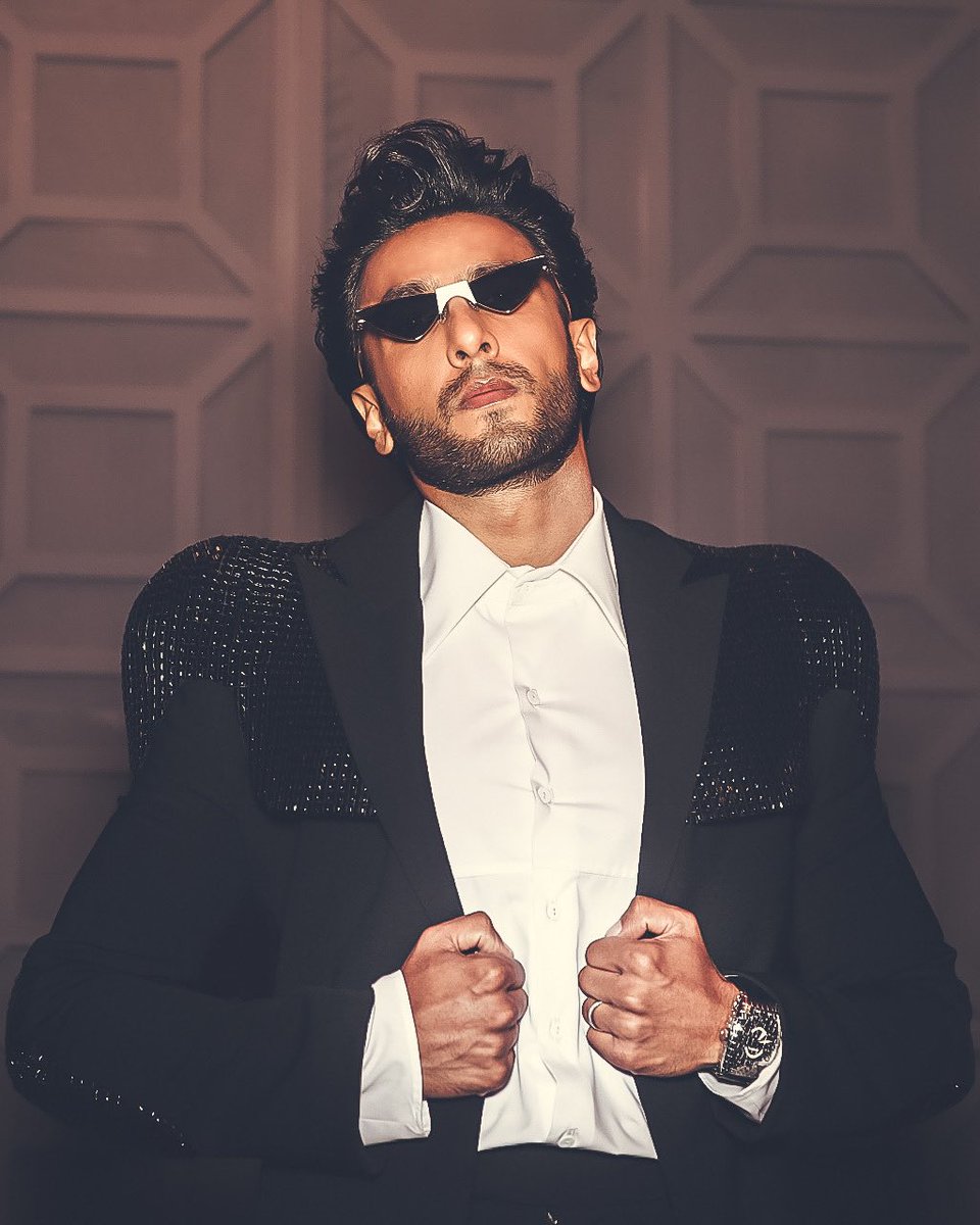 Nitasha22's tweet photo. Challenge assumptions.
Embrace the unlikely. 
Be new.
#ranveersingh in #kaushikvelendra #franckmuller for #filmfareawards2020 #styling #onlyhecan #filmfare https://t.co/F65vpoSJ0v