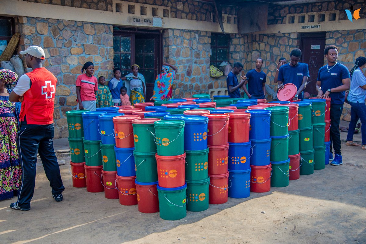 MagazineJimbere's tweet photo. Durant l'action humanitaire, une sensibilisation sur les #VBG et l'amour pour le prochain par les Représentants de l'@UNFPABurundi, @tiemrich, et @OnufemmesBdi, @JennetKem, au #Burundi, avant la distribution des kits de dignité &amp; vêtements aux enfants et femmes les + vulnérables https://t.co/sjBQoY9xfA
