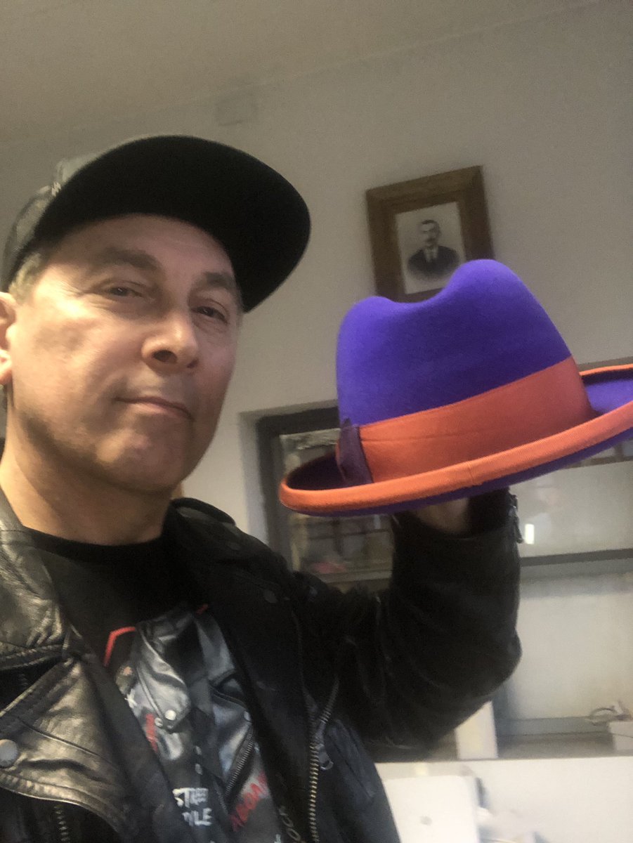 VIRGINRINGO's tweet photo. Eccellenza italiana nei cappelli.. #Vimercati Monza.. Bello vedere in giro ancora degli artigiani del “fatto bene” e grande stile.. Beautiful hats! #Cappelli #hats #Artigiani #Monza #italiansdoitbetter #SaturdayMood https://t.co/YtdDtgG2wj