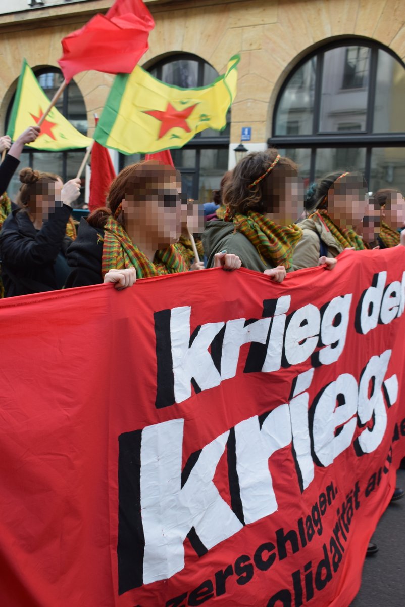 Heute 5000 Menschen gegen die #siko auf der Straße! Solidarität mit Rojava, Fahnen, Rauch und Sponti zum Auftakt - ein Erfolg für kämperischen und selbstbestimmten Protest gegen Krieg und Kapitalismus in München! #riseup4rojava #antisiko #sicherheitskonferenz
