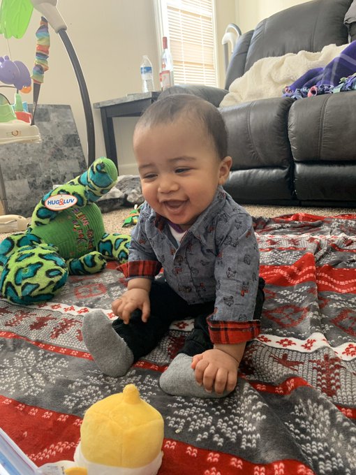 Ignore my messy ass living room I just moved ok. But look at that face https://t.co/xE3JZHduo3