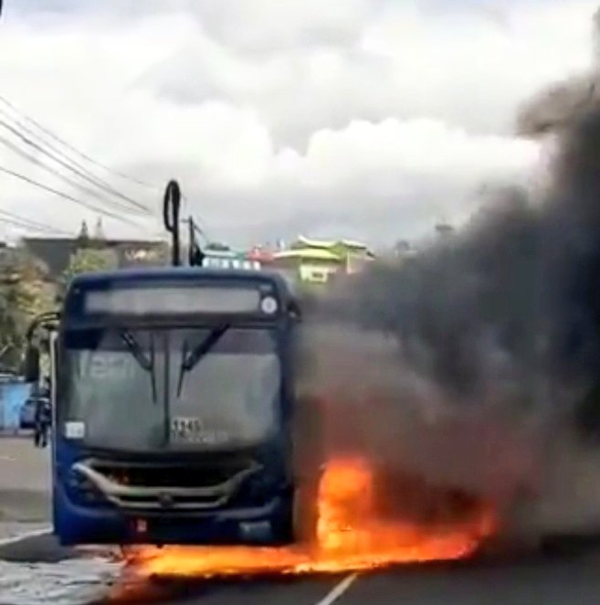 vichoguate's tweet image. URGENTE:

Transurbano en llamas cerca del Puente Belice.