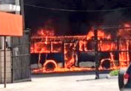 vichoguate's tweet image. URGENTE:

Transurbano en llamas cerca del Puente Belice.