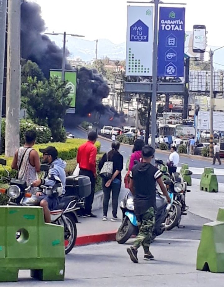 vichoguate's tweet image. URGENTE:

Transurbano en llamas cerca del Puente Belice.