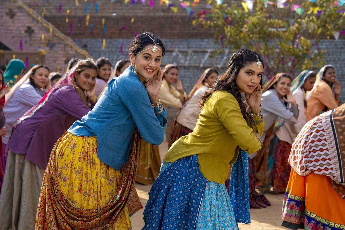 The award for Best Actress (Critics) goes to @bhumipednekar for #SaandKiAankh and @taapsee #SaandKiAankh. 65th #AmazonFilmfareAwards 2020 @AmazonIn @AmazonFashionIn @aweassam