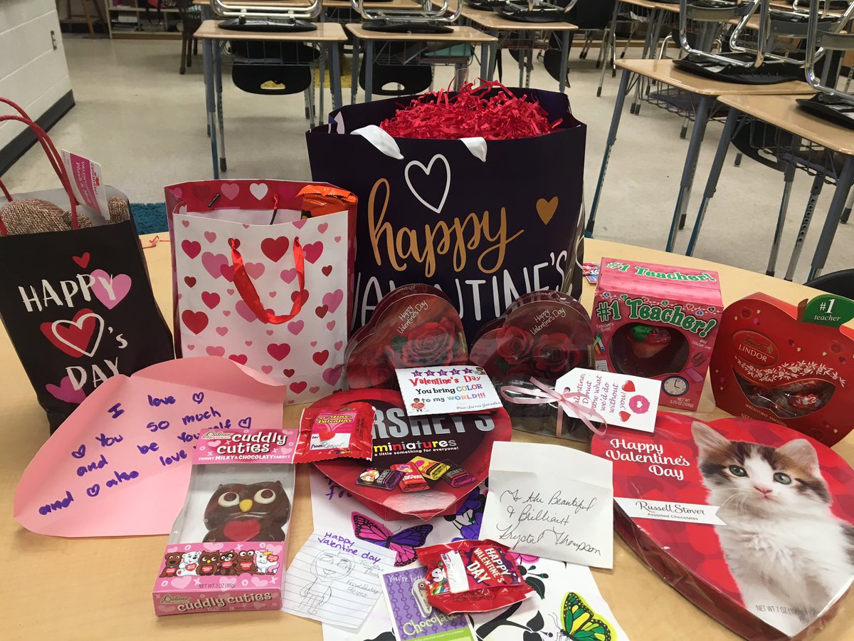 TeacherThompso2's tweet photo. My students surprised me with so much Love ❤️ on Valentine’s Day!  #mayfieldisproud #mcpsva https://t.co/wN0e7zYRtu