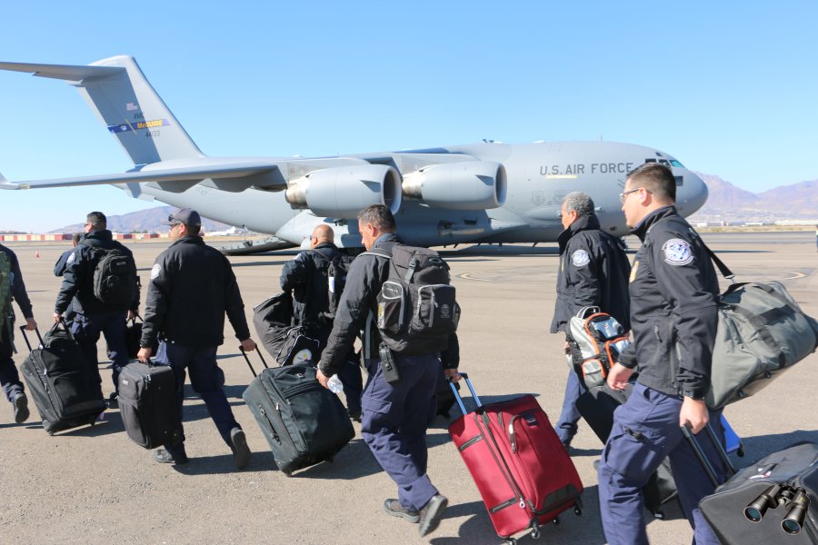 borderObserver's tweet photo. #Operation #SecureLine
15 Nov 2018

With a US #AirForce C-17 aircraft &amp; the Franklin Mounts behind it, #CBP officers deploy from the El Paso Field Office to California

BLOG 

#BuildTheWall #FinishTheWall

#QuikTake qt-twall-829 by #borderObserver https://t.co/QiCqrMauK5