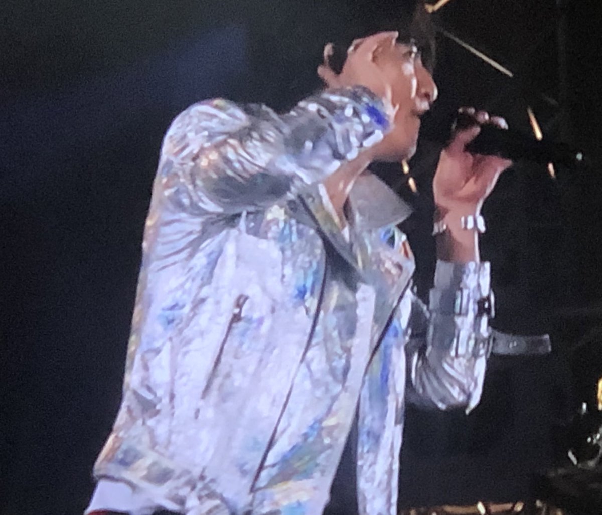 ট ইট র 木村拓哉 Go With The Flow 衣装 ライダース One And Onlyのシルバーのライダース これかなぁ 30万円くらい W Gowiththeflow 木村拓哉 衣装特定班くろ