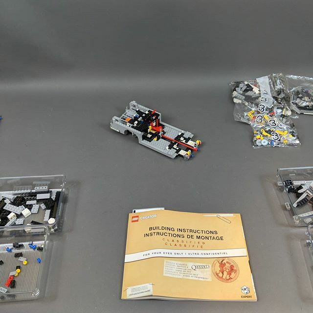 BZP_Tweets's tweet image. We'll be diving back into the #LEGO #CreatorExpert #jamesbond #AstonMartin DB5 in ten minutes! Come watch! ift.tt/31BN355