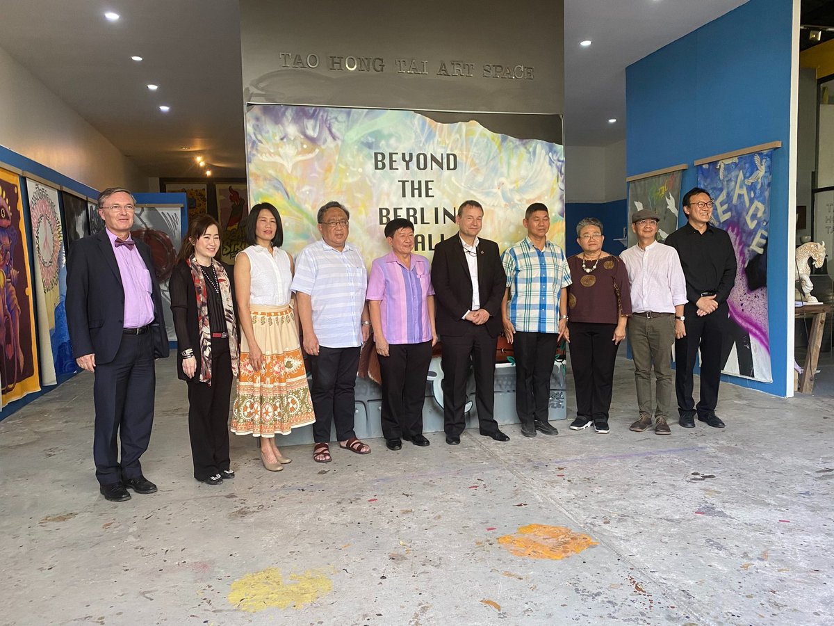 Bringing the story of the  #BerlinWall to #Ratchaburi. Festive opening of the artwork created by students from #SilapakornUniversity yesterday. An additional reason to visit #TaoHongTai #Ceramics.