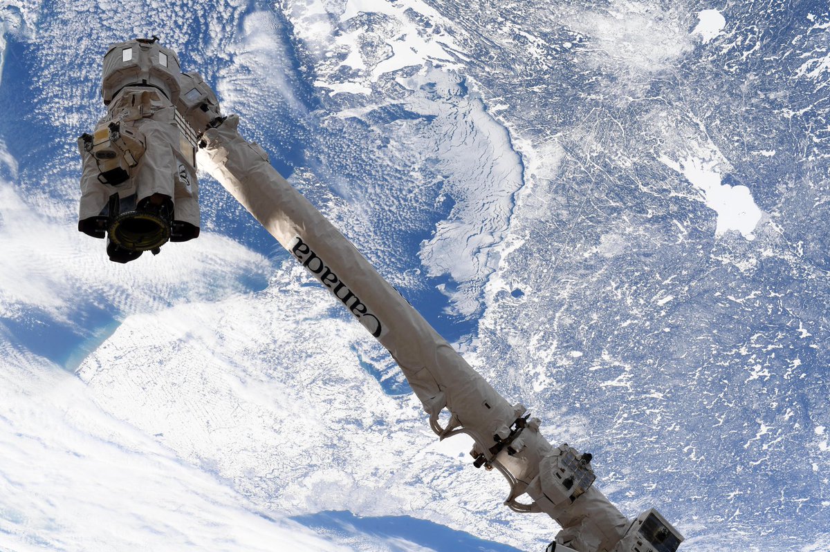 Astro_Jessica's tweet image. The mighty @csa_asc #Canadarm2 ready to grapple, as @AstroDrewMorgan &amp;amp; I practiced our maneuvers to capture #Cygnus that is headed our way, loaded with nearly 7,500 pounds of science, cargo, and @Space_Station supplies. Even the Moon made an appearance, awaiting #ARTEMIS eagerly.