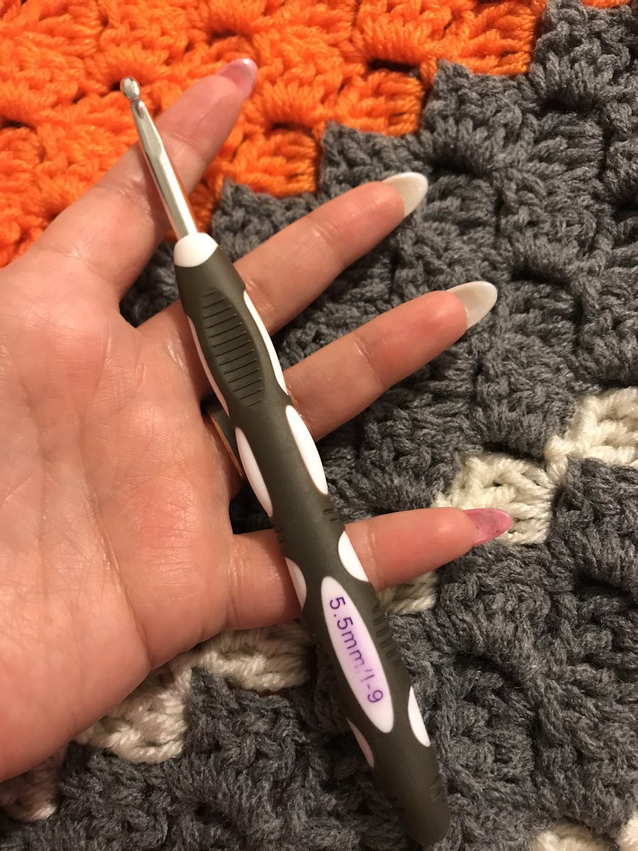 ImAddicted2Yarn's tweet photo. Have you used these Yarnspiration hooks? I’m not a fan. I don’t hold the numbered end and it’s already worn after the first project. The grip tends to feel like it’s going to rub a blister on my finger because the rubber is so stiff. Not a fun experience. Thoughts? #Crochet https://t.co/SDMnV0ZS1S