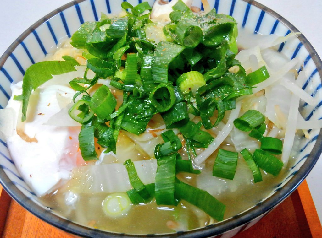 マッチョな花嫁 茹でた麺をどんぶりに入れて上から をドビャーとかけて完成 すっごい薄味なので塩で味を追加しました あと 昔友にもらった 茅乃舎 の 和風だし塩 を胡椒の代わりにふりました すっごい味が上品なラーメンができました