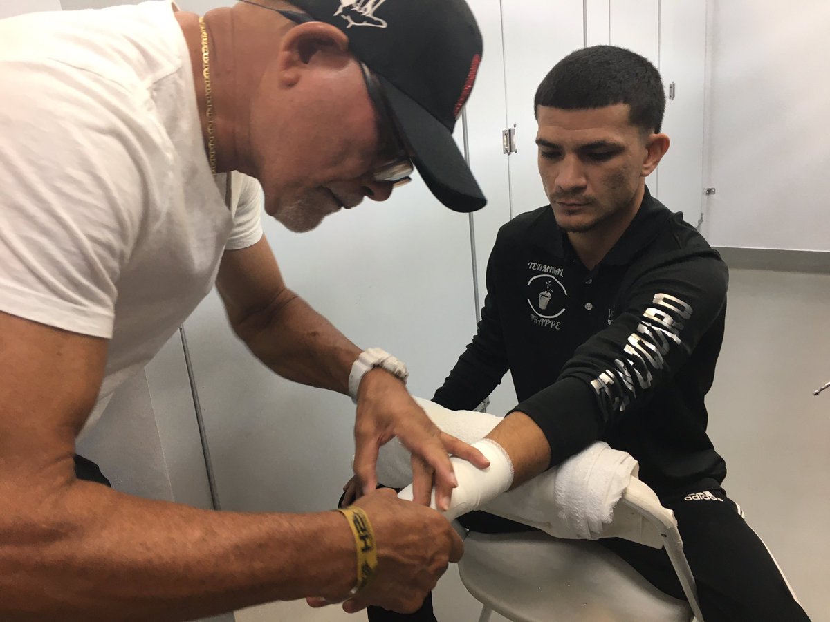 CottoPromotions's tweet photo. “Chiquiro” Martínez preparándose para su combate de esta noche en #DIRECTVBoxingNight a partir de las 9pm por #OnDIRECTV https://t.co/oJKvowMdnm