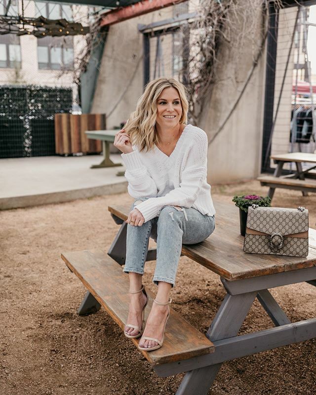 It's a sweater weather patio kind of day 👌🏻 as soon as I put this sweater on I knew I'd be living in it moving into spring! ⠀⠀⠀⠀⠀⠀⠀⠀⠀
⠀⠀⠀⠀⠀⠀⠀⠀⠀
Also, found some Stuart Weitzman heels on major SALE! liketk.it/2Knq1 ift.tt/2SKJIMQ