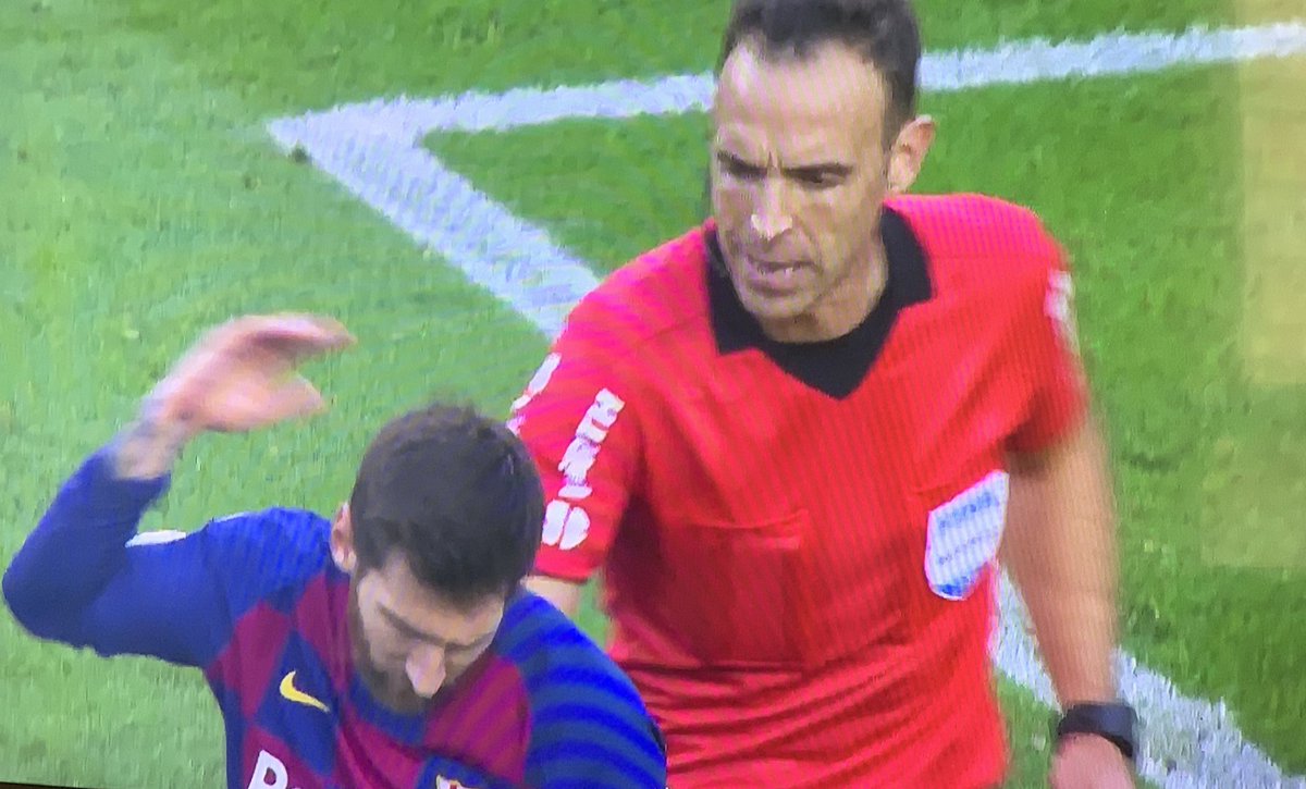 fernanesteban's tweet photo. - Lo de la imagen de la izquierda es segunda amarilla justo después de sacarle la primera y expulsión.

- Lo de la imagen de la derecha no es ni siquiera advertencia.

Una jornada de diferencia entre ambas acciones.

No me cansaré de repetirlo, sois una basura corrupta @CTA_RFEF. https://t.co/MbGYbCOmZ1