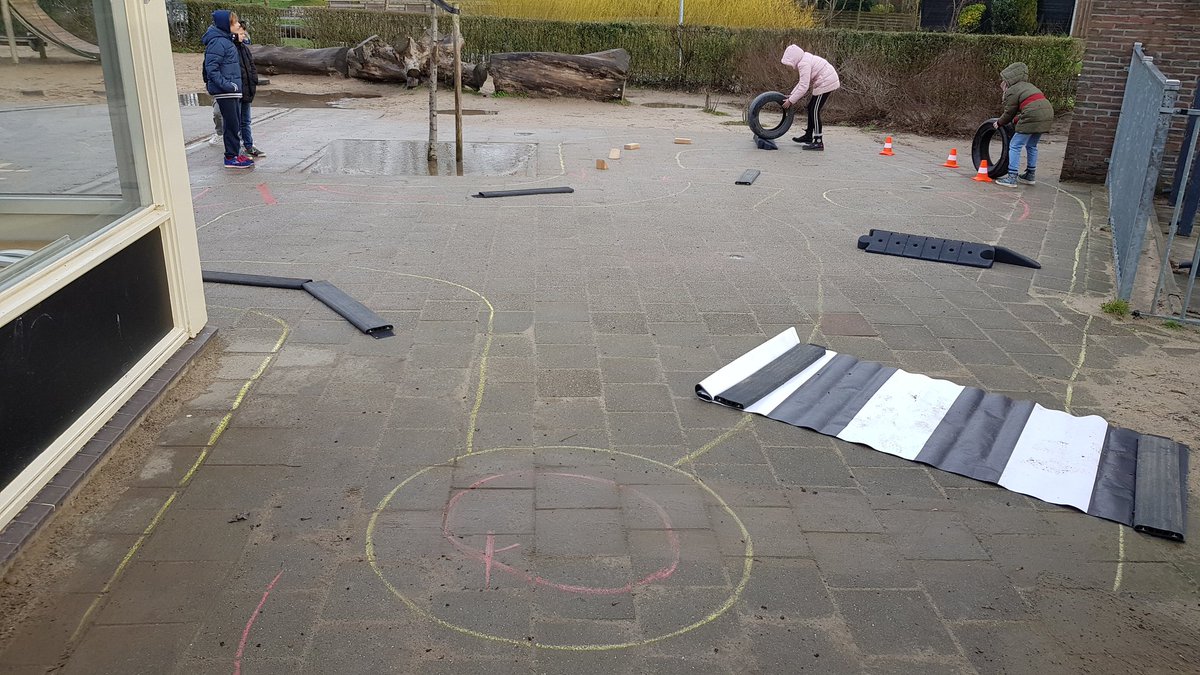 Tijdens de @BeweegWijs pauze's bij <a href="/obsDeParel/">obs de Parel</a> verkeersbaan waar autobandrollen werd geoefend. Rotonde, drempels, slalom en een zebrapad kwamen er in voor. Pepijn van @rocgraafschap heeft het parcours mooi vormgegeven!#Bewegendleren <a href="/VeiligVerkeer/">Veilig Verkeer Nederland</a> <a href="/ZutphenActief/">ZutphenActief</a> <a href="/gem_Zutphen/">Gemeente Zutphen</a>