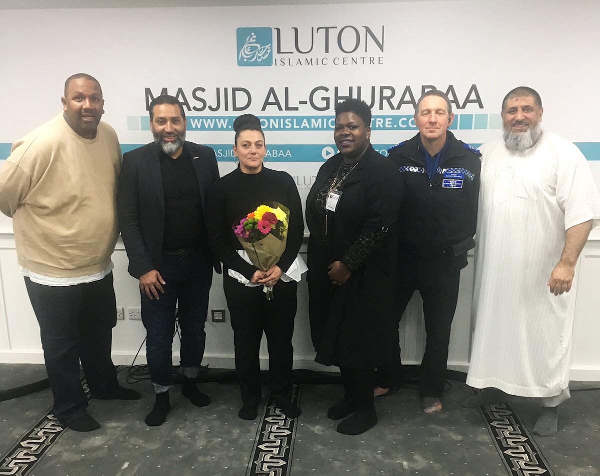 BedsVEPP's tweet photo. The knife crime workshop this evening at the Luton Islamic Centre @MasjidGhurabaa with @Roseann42350945 and @TheSalamProject @bedspolice was powerful.

Was great to see the community come together to help our young people🤝

#luton #bedsveru #youthviolence #communitymatters https://t.co/y1jNkjhzo4