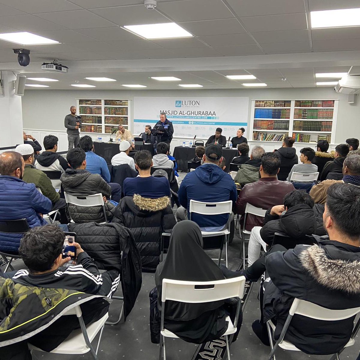 BedsVEPP's tweet photo. The knife crime workshop this evening at the Luton Islamic Centre @MasjidGhurabaa with @Roseann42350945 and @TheSalamProject @bedspolice was powerful.

Was great to see the community come together to help our young people🤝

#luton #bedsveru #youthviolence #communitymatters https://t.co/y1jNkjhzo4